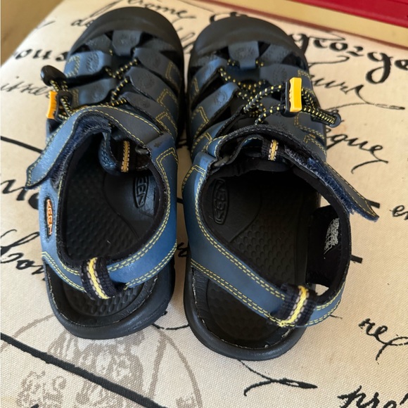 Keen Waterproof Sandals Kid's Size 3 Blue and Yellow Excellent Condition - Picture 3 of 4